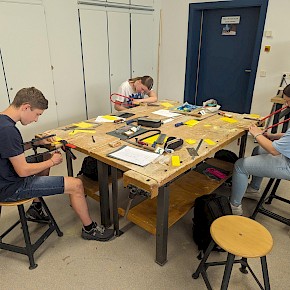 Schüler fertigen Werkstücke aus Acryl.